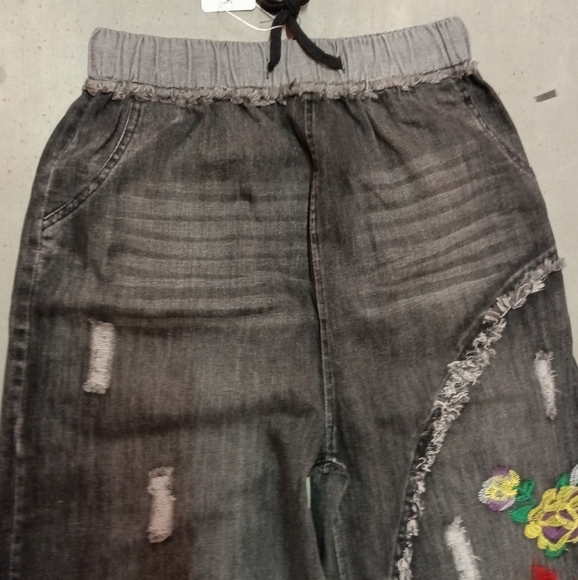 NWT YesNo Distressed Denim Wide Leg Coulotte Pants Floral Embroidery Size Small - Picture 2 of 10